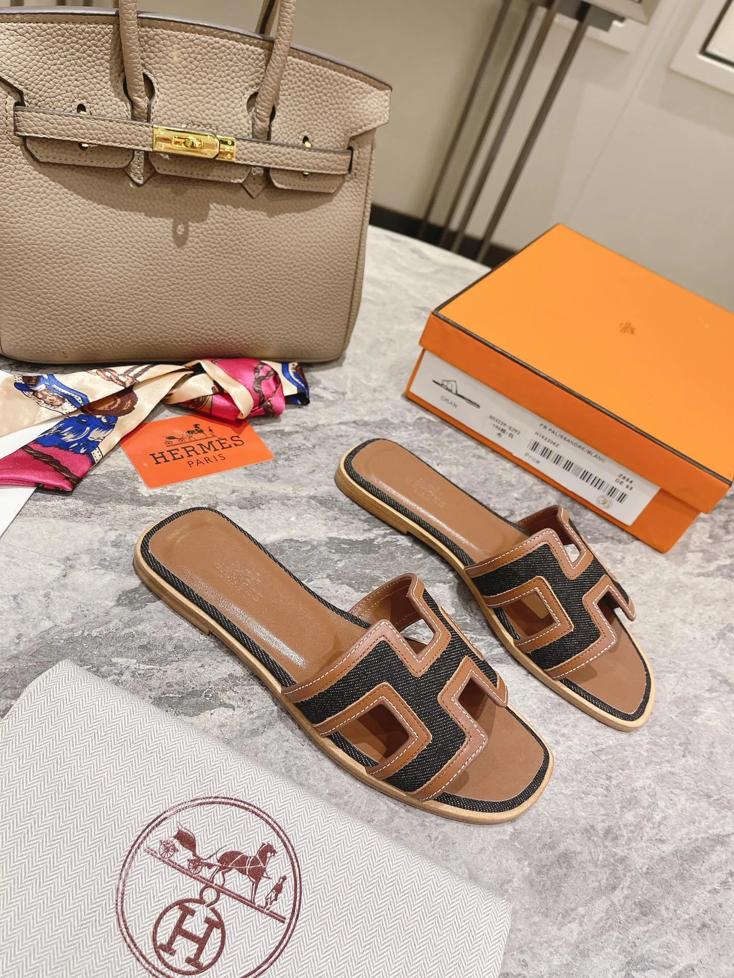 👟👟Ex-factory price 400👟👟 Genuine leather sole +50 New model for early spring, (high-end splicing and oil edge technology) newly revised version (Hermès), upgraded packaging, upgraded version and workmanship materials. Hermes®🔴The highest version of handmade shoes on the market✨✨ Top product Hermès slippers🐎 The new high-end fashion is the same as the original version, purely handmade by masters! ❥High-end customization, the highest version in the industry⚠❥Using: Hermers upper: Italian imported cowhide + original custom-grade Australian sheepskin feet + genuine leather outsole (pursuing top walking comfort) Hermes━━━━━ size: 35-40 (34.41.42 custom-made, non-returnable) Genuine leather sole Rubber sole